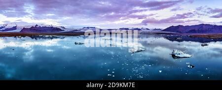 Panorama-Luftaufnahme der Gletscherlagune in Island während der sonnenaufgang Stockfoto