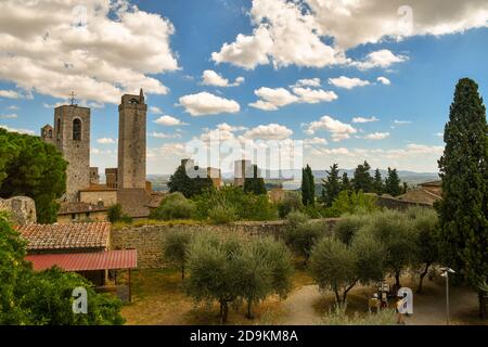 Erhöhter Blick von der Festung Rocca di Montestaffoli auf die mittelalterlichen Türme von San Gimignano, UNESCO Weltkulturerbe, Siena, Toskana, Italien Stockfoto