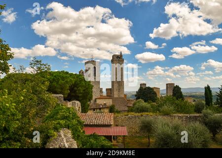 Hochwinkel Blick auf die mittelalterliche Stadt, UNESCO-Weltkulturerbe, mit den berühmten Türmen im Sommer, San Gimignano, Provinz Siena, Toskana, Italien Stockfoto