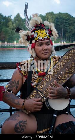 Sarawakian Mann spielt Sape, traditionelles Sarawak Musikinstrument Stockfoto