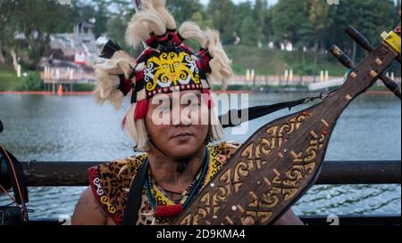 Sarawakian Mann spielt Sape, traditionelles Sarawak Musikinstrument Stockfoto