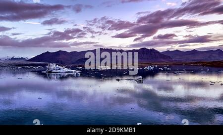 Luftaufnahme der Gletscherlagune in Island während des Sonnenaufgangs Stockfoto