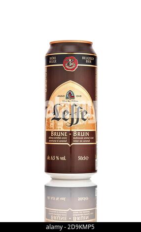 Aluminium Dose Leffe Brune Bier auf weißem Hintergrund. Leffe ist eine Biermarke im Besitz von InBev Belgien, die als Abbey Bier vermarktet wird. 21.06.2019, Rostow-am-Don Stockfoto