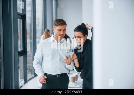 Gruppe von jungen erfolgreichen Team, dass die Arbeit und Kommunikation zusammen Innenräume im Büro Stockfoto