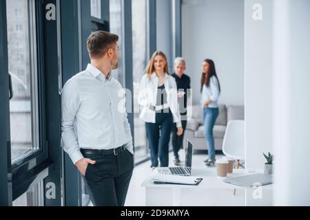 Gruppe von jungen erfolgreichen Team, dass die Arbeit und Kommunikation zusammen Innenräume im Büro Stockfoto