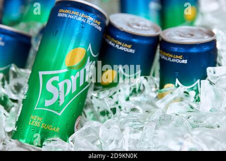 Kalte Spritedosen auf dem Eis. Marke von Softdrink, erstellt von der Coca-Cola Company, Popular Softdrink. 18.01.2019 Singapur Stockfoto