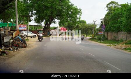29 September 2020 : Reengus, Jaipur, Indien / Straße mit Fahrstreifen Trennwände und Barrieren, um den Verkehr zu erleichtern. Stockfoto