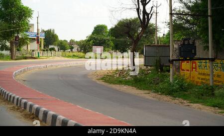 29 September 2020 : Reengus, Jaipur, Indien / Straße mit Fahrspur Trenner und Barrieren, um den Verkehr zu erleichtern.. Stockfoto