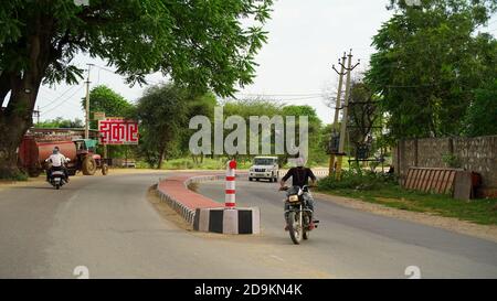 29. September 2020 : Reengus, Jaipur, Indien / beide Seiten Trennwand und sauber und schön leere Straßen. Straße mit Fahrspur Trennlinien und Barrieren zu fa Stockfoto