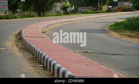 Road Divider in einer Landstraße in Indien. Straße mit Verkehr Spur Trenner und Barrieren, um den Verkehr zu erleichtern. Stockfoto