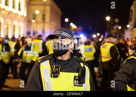 Porträt eines Polizisten, der während des Millionen-Maske-Marsches vor einem Kessel stand, an dem viele Lockdown-Skeptiker teilnahmen, Oxford Street, London, 5 Stockfoto