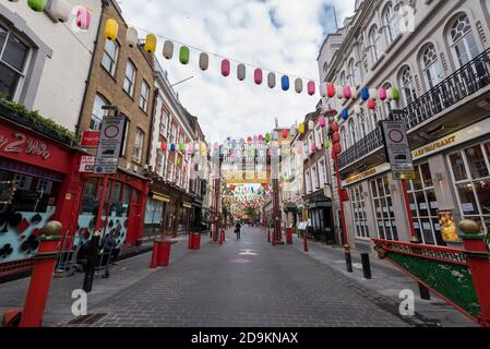 London, Großbritannien. November 2020. Ein ruhiges Chinatown am 2. Tag des zweiten Tages der Sperre in England, die von der britischen Regierung auferlegt wurde. Die Beschränkungen werden voraussichtlich bis zum 2. Dezember andauern, um die Ausbreitung der laufenden Coronavirus-Pandemie zu kontrollieren. Kredit: Stephen Chung / Alamy Live Nachrichten Stockfoto