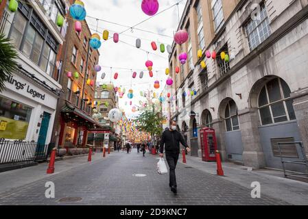 London, Großbritannien. November 2020. Ein ruhiges Chinatown am 2. Tag des zweiten Tages der Sperre in England, die von der britischen Regierung auferlegt wurde. Die Beschränkungen werden voraussichtlich bis zum 2. Dezember andauern, um die Ausbreitung der laufenden Coronavirus-Pandemie zu kontrollieren. Kredit: Stephen Chung / Alamy Live Nachrichten Stockfoto