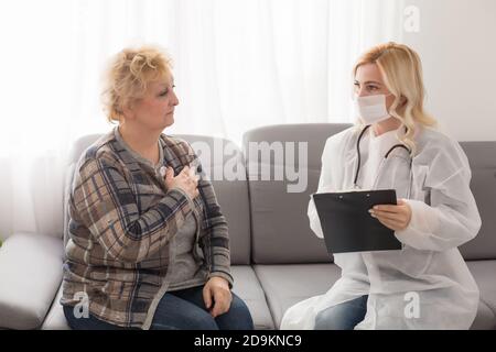 Ältere Patienten und Arzt lächeln Stockfoto