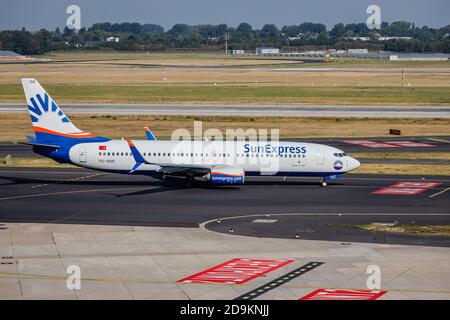 Düsseldorf, Nordrhein-Westfalen, Deutschland, SunExpress Flugzeuge auf dem Weg zur Start- und Landebahn, Düsseldorf International Airport, DUS, Boing 737-800. Stockfoto