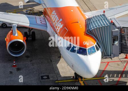 Düsseldorf, Nordrhein-Westfalen, Deutschland, easyJet Flugzeug ist am Gate, Düsseldorf International Airport, DUS geparkt. Stockfoto