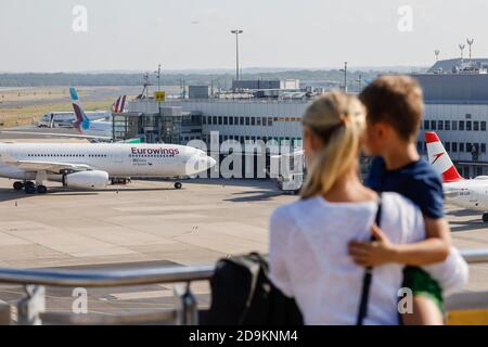 Düsseldorf, Nordrhein-Westfalen, Deutschland, Eurowings und österreichischer Flugzeugpark am Gate, Düsseldorf International Airport, DUS, Zuschauer auf der Besucherterrasse. Stockfoto