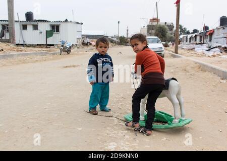 Kinder spielen in der Nähe von Khan Younis spielen in der Straße zerstört Durch die Bomben Stockfoto