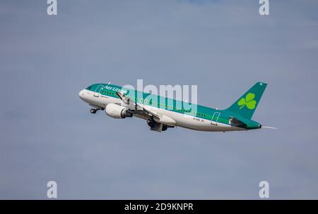 Düsseldorf, Nordrhein-Westfalen, Deutschland, Aer Lingus Flugzeuge starten ab Düsseldorf International Airport, DUS, Airbus A320. Stockfoto