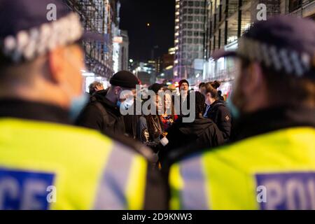 Die Polizei kettete eine Gruppe von Protestierenden in der Oxford Street während des Millionen-Maske-Marsches, an dem viele Lockdown-Skeptiker teilnahmen, London, 5. November 2020 Stockfoto