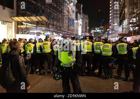 Die Polizei kettete eine Gruppe von Protestierenden in der Oxford Street während des Millionen-Maske-Marsches, an dem viele Lockdown-Skeptiker teilnahmen, London, 5. November 2020 Stockfoto