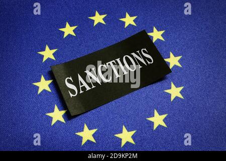 EU EU-Flagge und Wort Sanktionen auf sie. Stockfoto