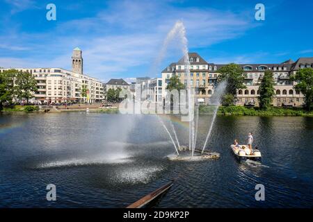 Mülheim an der Ruhr, Ruhrgebiet, Nordrhein-Westfalen, Deutschland, Stadtansicht mit Blick von der Muga, Mülheims Garten an der Ruhr über das Ruhrgebiet bis zum Stadthafen Ruhrbania und dem Rathausturm in der Innenstadt. Stockfoto