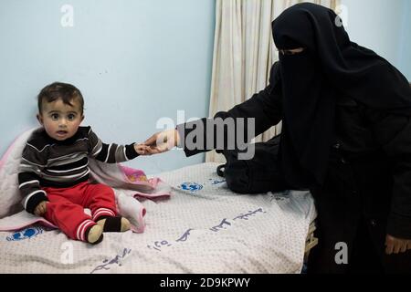 Kinder warten darauf, Ärzte aus dem Palästina Kinder gesehen zu werden Hilfsfonds Stockfoto