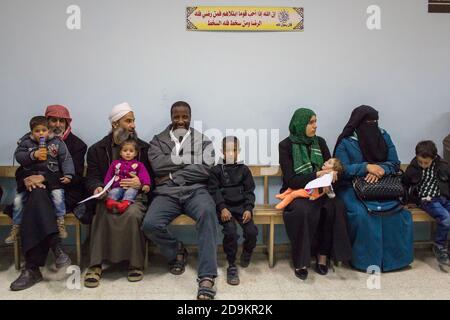 Kinder warten darauf, Ärzte aus dem Palästina Kinder gesehen zu werden Hilfsfonds Stockfoto