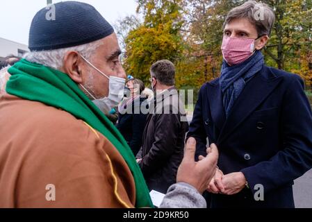 Berlin, Deutschland. November 2020. Deutschland, Berlin, 06. November 2020: Anlässlich der Schießerei in der Seitenstettengasse im Zentrum Wiens am 2. November rief der Zentralrat der Muslime in Deutschland zu einer Friedenskundgebung und einem interreligiösen Gebet vor der österreichischen Botschaft auf. Die Organisatoren fordern ein friedliches Zusammenleben aller Menschen, unabhängig von Ethnie und Glaubensbekenntnis sowie eine strikte Ablehnung von Terror und Extremismus.(Foto: Jan Scheunert/Sipa USA) Quelle: SIPA USA/Alamy Live News Stockfoto