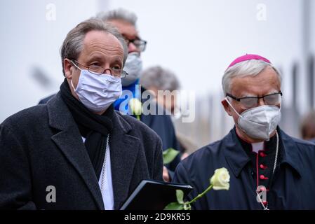 Deutschland, Berlin, 06. November 2020: CHRISTIAN STAEBLEIN, Bischof der Evangelischen Kirche Berlin-Brandenburg-schlesische Oberlausitz, und HEINER KOCH, deutscher Prälat der Katholischen Kirche und Erzbischof von Berlin, Zu sehen anlässlich der Schießerei in der Nähe der Synagoge in der Seitenstettengasse im Zentrum Wiens am 2. November rief der Zentralrat der Muslime in Deutschland zu einer Friedenskundgebung und einem interreligiösen Gebet vor der österreichischen Botschaft auf. Die Organisatoren fordern ein friedliches Zusammenleben aller Menschen, unabhängig von Ethnizität und Glaubensbekenntnis sowie eine strikte Ablehnung von Terror und Stockfoto