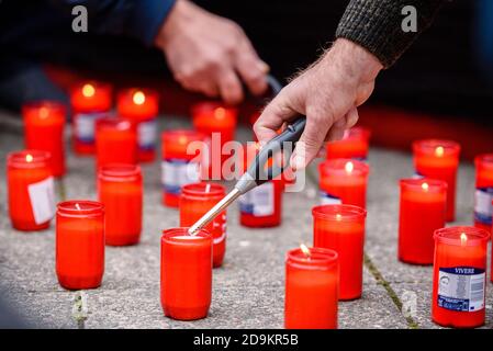 Berlin, Deutschland. November 2020. Deutschland, Berlin, 06. November 2020: Menschen zünden Kerzen an Anlässlich der Schießerei in der Nähe der Synagoge in der Seitenstettengasse im Zentrum Wiens am 2. November rief der Zentralrat der Muslime in Deutschland zu einer Friedenskundgebung und einem interreligiösen Gebet vor der österreichischen Botschaft auf. Die Organisatoren fordern ein friedliches Zusammenleben aller Menschen, unabhängig von Ethnie und Glaubensbekenntnis sowie eine strikte Ablehnung von Terror und Extremismus.(Foto: Jan Scheunert/Sipa USA) Quelle: SIPA USA/Alamy Live News Stockfoto