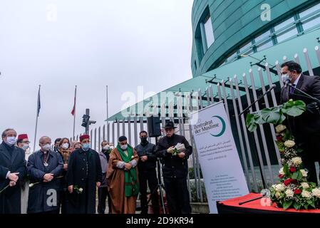 Berlin, Deutschland. November 2020. Deutschland, Berlin, 06. November 2020: Anlässlich der Schießerei in der Seitenstettengasse im Zentrum Wiens am 2. November rief der Zentralrat der Muslime in Deutschland zu einer Friedenskundgebung und einem interreligiösen Gebet vor der österreichischen Botschaft auf. Die Organisatoren fordern ein friedliches Zusammenleben aller Menschen, unabhängig von Ethnie und Glaubensbekenntnis sowie eine strikte Ablehnung von Terror und Extremismus.(Foto: Jan Scheunert/Sipa USA) Quelle: SIPA USA/Alamy Live News Stockfoto