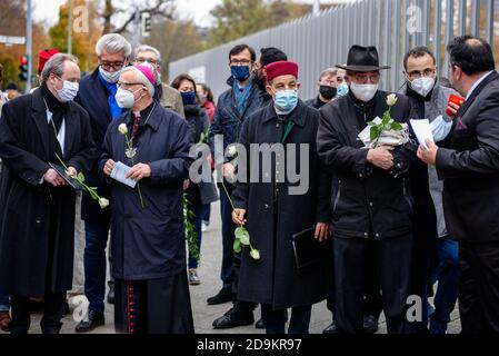 Deutschland, Berlin, 06. November 2020: CHRISTIAN STAEBLEIN, Bischof der Evangelischen Kirche Berlin-Brandenburg-schlesische Oberlausitz, HEINER KOCH, deutscher Prälat der Katholischen Kirche und Erzbischof von Berlin, Imam MOHAMED TAHI SABRI, Rabbi ANDREAS NACHAMA, jüdischer Präsident des Deutschen Koordinationsrates der Gesellschaft für christlich-jüdische Zusammenarbeit, Und AIMAN MAZYEK, Vorsitzender des Zentralrats der Muslime in Deutschland, ist anlässlich der Schießerei in der Nähe der Synagoge in der Seitenstettengasse im Zentrum Wiens zu sehen.am 2. November rief der Zentralrat der Muslime in Deutschland auf Stockfoto