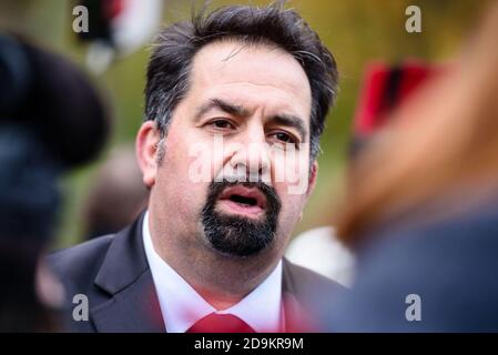 Deutschland, Berlin, 06. November 2020: AIMAN MAZYEK, Vorsitzender des Zentralrats der Muslime in Deutschland, Zu sehen anlässlich der Schießerei in der Nähe der Synagoge in der Seitenstettengasse im Zentrum Wiens am 2. November rief der Zentralrat der Muslime in Deutschland zu einer Friedenskundgebung und einem interreligiösen Gebet vor der österreichischen Botschaft auf. Die Organisatoren fordern ein friedliches Zusammenleben aller Menschen, unabhängig von Ethnie und Glaubensbekenntnis sowie eine strikte Ablehnung von Terror und Extremismus.(Foto: Jan Scheunert/Sipa USA) Stockfoto