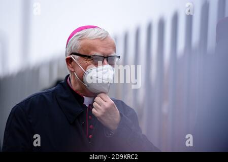 Deutschland, Berlin, 06. November 2020: HEINER KOCH, deutscher Prälat der katholischen Kirche und Erzbischof von Berlin, Zu sehen anlässlich der Schießerei in der Nähe der Synagoge in der Seitenstettengasse im Zentrum Wiens am 2. November rief der Zentralrat der Muslime in Deutschland zu einer Friedenskundgebung und einem interreligiösen Gebet vor der österreichischen Botschaft auf. Die Organisatoren fordern ein friedliches Zusammenleben aller Menschen, unabhängig von Ethnie und Glaubensbekenntnis sowie eine strikte Ablehnung von Terror und Extremismus.(Foto: Jan Scheunert/Sipa USA) Stockfoto