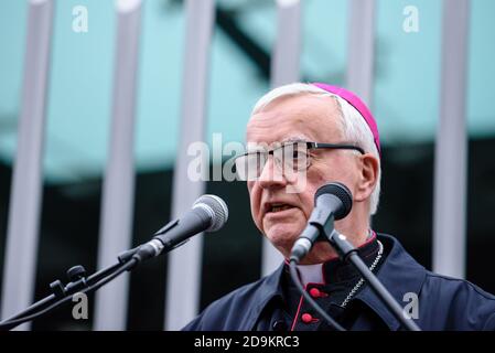 Deutschland, Berlin, 06. November 2020: HEINER KOCH, deutscher Prälat der katholischen Kirche und Erzbischof von Berlin, Zu sehen anlässlich der Schießerei in der Nähe der Synagoge in der Seitenstettengasse im Zentrum Wiens am 2. November rief der Zentralrat der Muslime in Deutschland zu einer Friedenskundgebung und einem interreligiösen Gebet vor der österreichischen Botschaft auf. Die Organisatoren fordern ein friedliches Zusammenleben aller Menschen, unabhängig von Ethnie und Glaubensbekenntnis sowie eine strikte Ablehnung von Terror und Extremismus.(Foto: Jan Scheunert/Sipa USA) Stockfoto