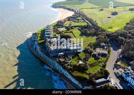 Luftaufnahme von Kingsgate Castle, mit Joss Bay dahinter, Broadstairs, Thanet, Kent Stockfoto