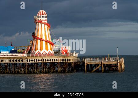 Traditionelles Helter Skelker (Helta skelta) am Pier am Ende des South Parade Pier, Southsea, Portsmouth, Hampshire, England, Großbritannien Stockfoto