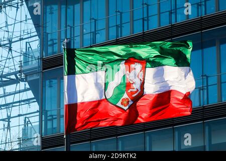 NRW Nordrhein-Westfalen Flagge auf Fahnenmast weht im Wind vor der Fassade des Stadttores, Düsseldorf, Nordrhein-Westfalen, Deutschland Stockfoto