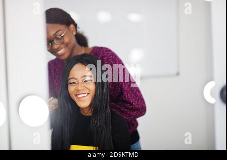 Afroamerikanische Frau, die Friseur oder Friseurin im Schönheitssalon anwendet. Stockfoto