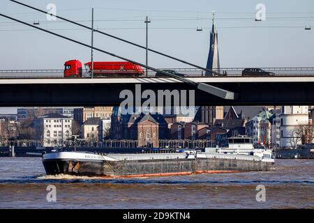 Frachter fahren unter der Rheinkniebrücke bei Überschwemmungen auf Rhein, Düsseldorf, Nordrhein-Westfalen, Deutschland Stockfoto