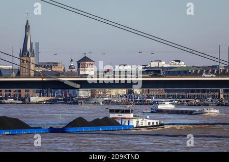 Frachter fahren unter der Rheinkniebrücke bei Überschwemmungen auf Rhein, Düsseldorf, Nordrhein-Westfalen, Deutschland Stockfoto