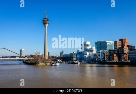 Stadtpanorama am Medienhafen mit Gehry-Gebäuden am neuen Zollhof und Rheinturm, Düsseldorf, Nordrhein-Westfalen, Deutschland Stockfoto