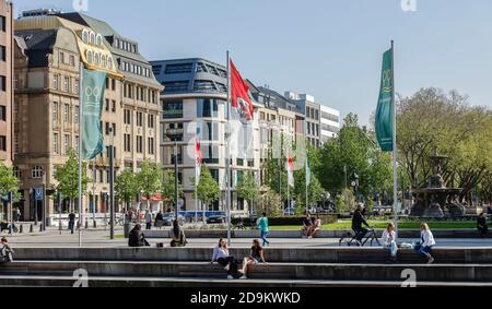 Düsseldorf, Nordrhein-Westfalen, Deutschland, Königsalle, Einkaufsstraße mit wenigen Menschen in Zeiten der Coronapandemie ohne Kontakt. Stockfoto