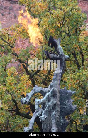 Krakau. Krakau. Polen. Eine feuerspeiende Statue des legendären Wawel Dragon (Smok Wawelski) vor dem Wawel Königsschloss. Stockfoto