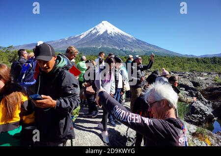 Petrohue Wasserfälle, Osorno, Chile - Februar 2020: Die Touristenmassen versammelten sich am Aussichtspunkt des Vulkans Osorno in der Nähe der Petrohue Wasserfälle Stockfoto