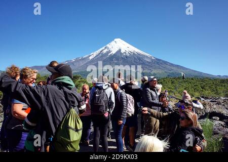 Petrohue Wasserfälle, Osorno, Chile - Februar 2020: Die Touristenmassen versammelten sich am Aussichtspunkt des Vulkans Osorno in der Nähe der Petrohue Wasserfälle Stockfoto