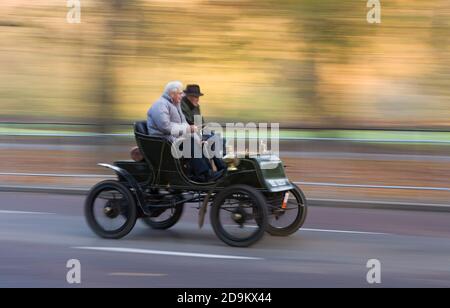 Die Teilnehmer starten ihren Lauf nach Brighton, während sie beim jährlichen London to Brighton Veteran Car Run 2007 den Constitution Hill hinunterfahren. Der Veteran Car Run von London nach Brighton ist die am längsten laufende Veranstaltung der Welt. Der erste Lauf im Jahr 1896 hieß "die Emancipation Run" und wurde gefeiert, die vor kurzem verabschiedete Lokomotiven auf Autobahnen Gesetz 1896, die Kfz-Gesetze liberalisiert. Der Lauf fand die meisten Jahre seit seiner ersten Wiederbelebung im Jahr 1927 statt. Die Autos, die daran teilnehmen, müssen vor 1905 gebaut worden sein. Es ist auch die weltweit größte Sammlung von Oldtimern. Es findet auf dem ersten Sund statt Stockfoto