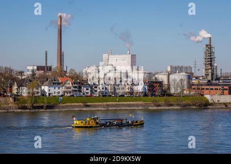 Entölerschiff fährt auf dem Rhein bei Duisburg-Homberg, Duisburg, Nordrhein-Westfalen, Deutschland Stockfoto